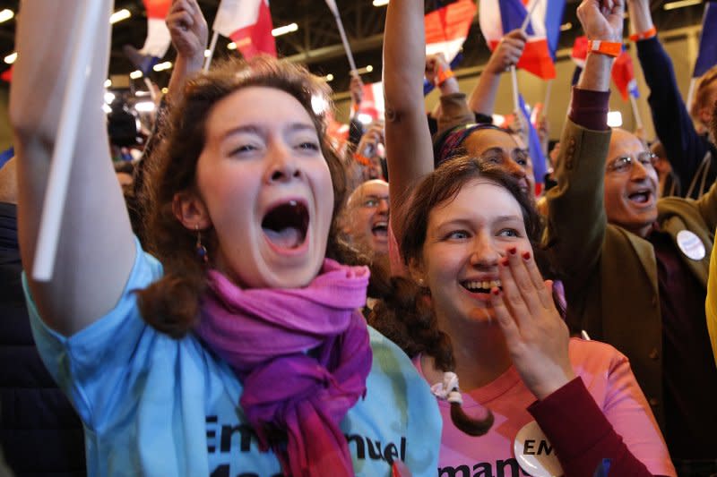 法國總統大選4月23日進行第一輪投票，中間派候選人馬克宏的支持者歡欣鼓舞（AP）