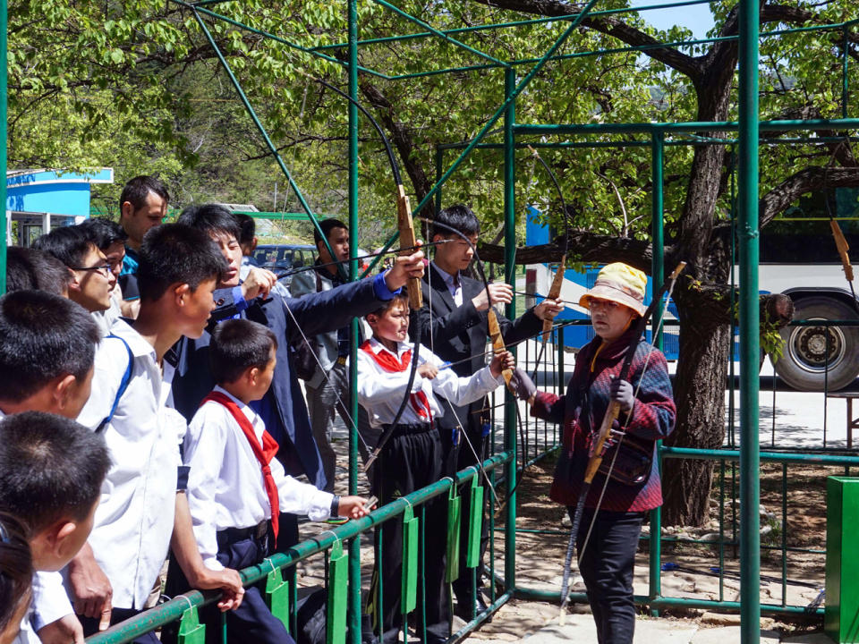 Ein weiteres Highlight im Taesongsan Vergnügungspark ist das Bogenschießen. Was bei uns die Schießbuden auf den Jahrmärkten sind, sind für die Nordkoreaner Pfeil und Bogen. (Bild-Copyright: Caters News Agency)