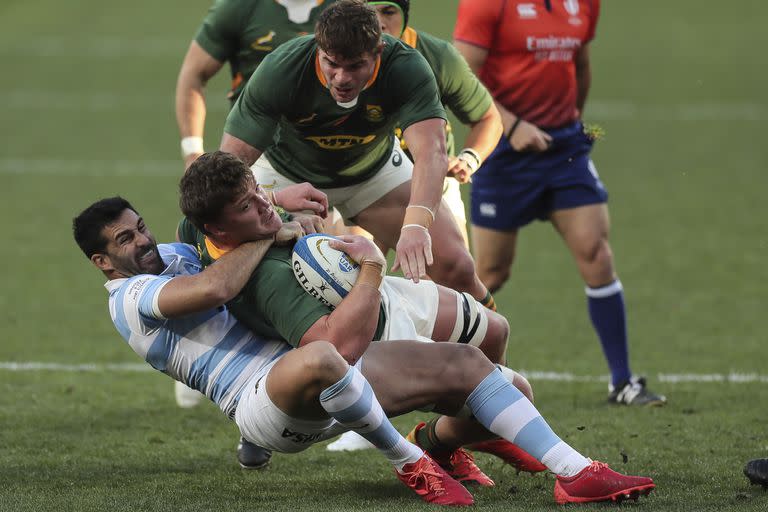 Jerónimo De la Fuente ejecuta un tackle alto contra Jasper Wiese en el segundo Argentina vs. Sudáfrica del Rugby Championship.