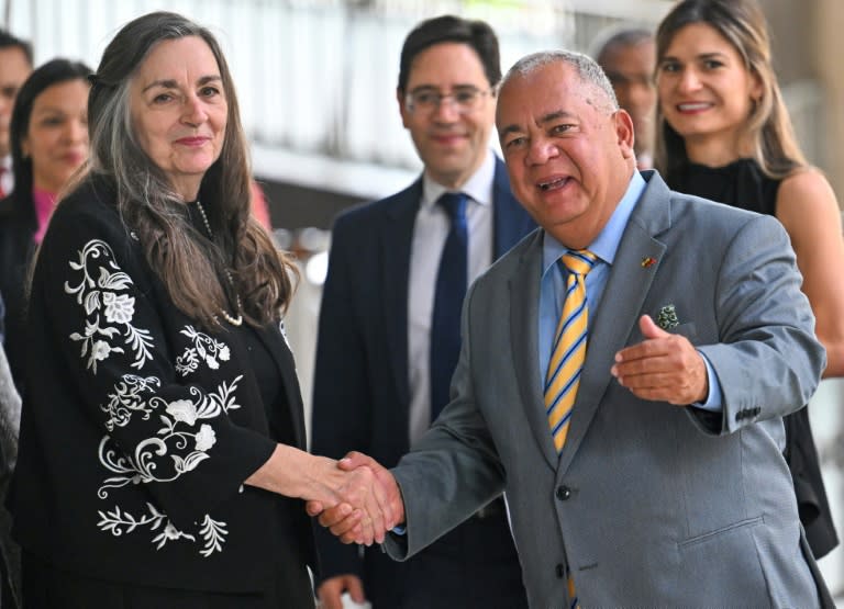 El presidente del Consejo Nacional Electoral (CNE) de Venezuela, Elvis Amoroso, saluda a la asesora del Centro Carter para Latinoamérica y el Caribe, Jennie Lincoln, en Caracas el 16 de abril de 2024 (Juan BARRETO)