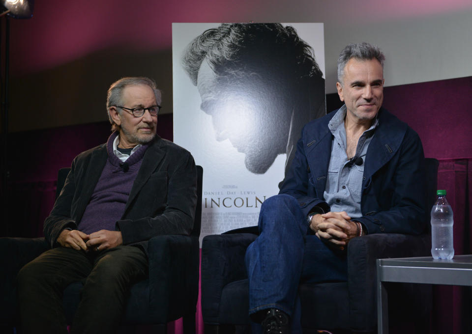 El director Steven Spielberg y Daniel Day-Lewis participan en una plática previa a la exhibición de la película "Lincolin" en la que Lewis encarna al expresidente (Getty Images)