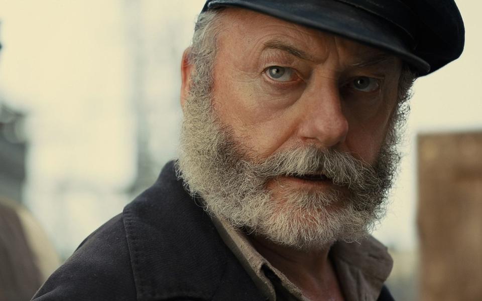 Kapitän Elliot (Liam Cunningham) soll eine private Fracht von Rumänien nach London bringen. Was er anfangs nicht ahnt: "Das Böse ist an Bord." (Bild: 2023 Universal Studios/Amblin Entertainment)