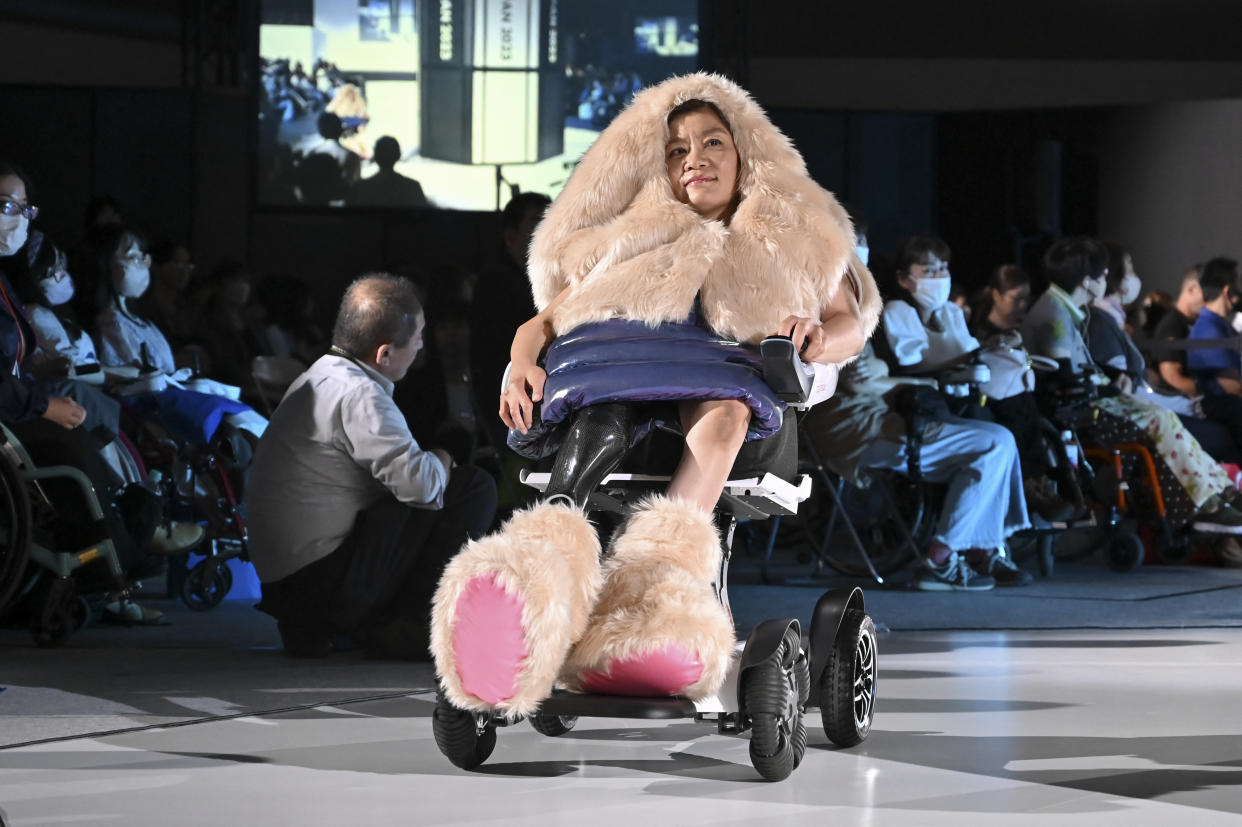 Die Models in den Rollstühlen trugen auch Teddyplüsch (Bild: Kazuhiro NOGI / AFP)