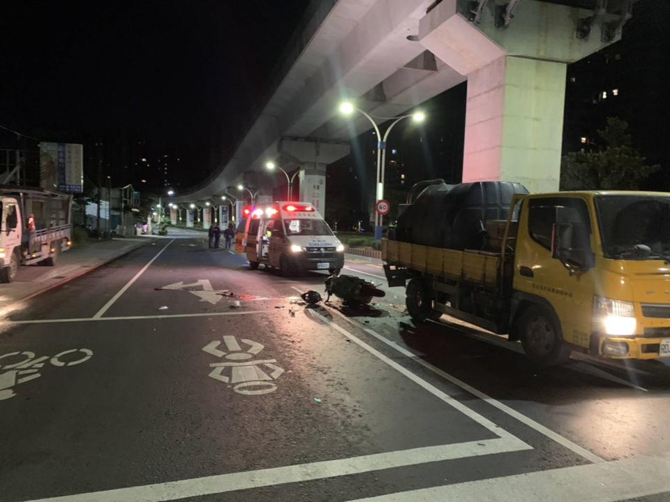 新北市淡水14日凌晨發生男子騎機車和工程車碰撞意外，騎士經送醫急救後仍宣告不治。（翻攝畫面／中央社）