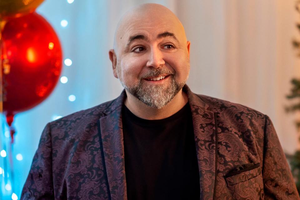 Mark Clemmons (Food Network’s Duff Goldman) greets the baking championship competitors in the discovery+ holiday feature, A Gingerbread Christmas.