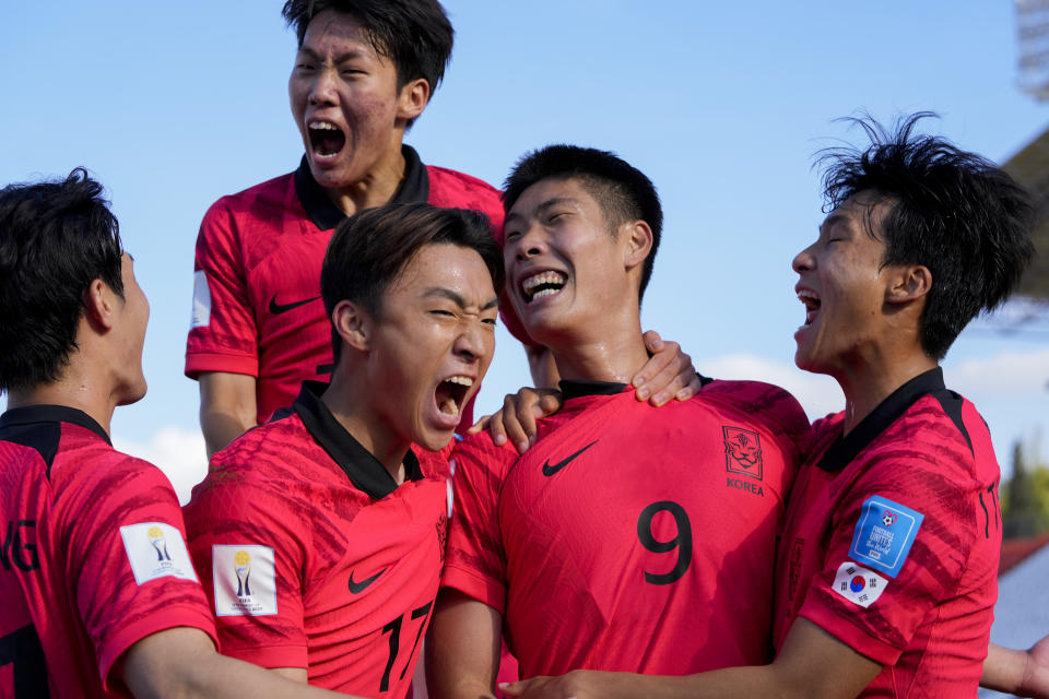 Lee Young-jun (9) es felicitado tras anotar el segundo gol de Corea del Sur en la victoria 2-1 ante Francia por el Grupo F del Mundial Sub20 en el estadio Malvinas Argentinas de Mendoza, Argentina, el lunes 22 de mayo de 2023. (AP Foto/Natacha Pisarenko)
