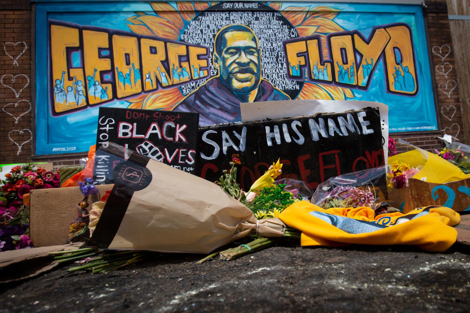 MINNEAPOLIS , MINNESOTA - JUNE 01: People fill the intersection in front Cup Foods where George Floyd was murdered by a Minneapolis police officer i to pay their respects at the makeshift memorial on Monday, June 1, 2020 in Minneapolis , Minnesota. (Jason Armond / Los Angeles Times via Getty Images)