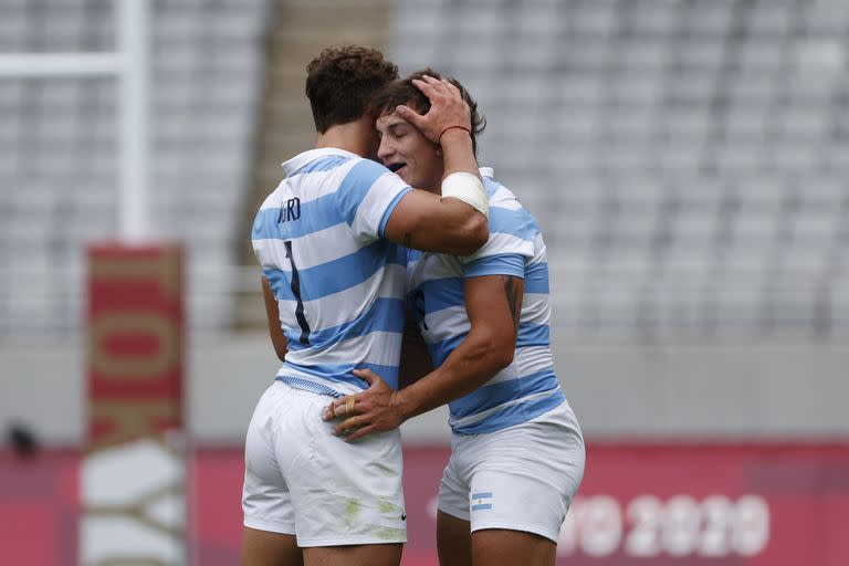 Rodrigo Isgro y Mendy Ignacio se abrazan al final del partido ante Fiji: ahora buscarán el bronce