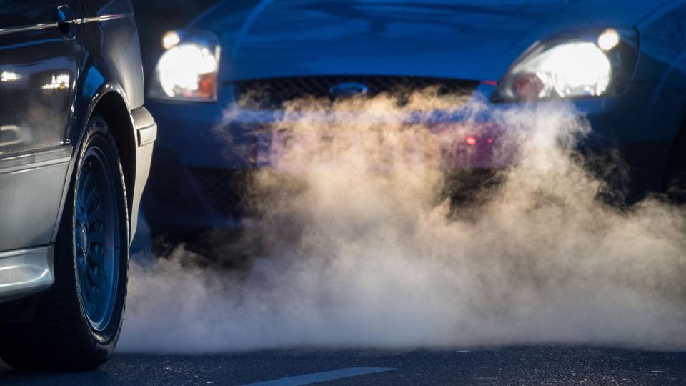 In vielen Städten wird es 2019 voraussichtlich die geplanten Fahrverbote für ältere Autos mit Dieselmotor geben. Foto: Marijan Murat