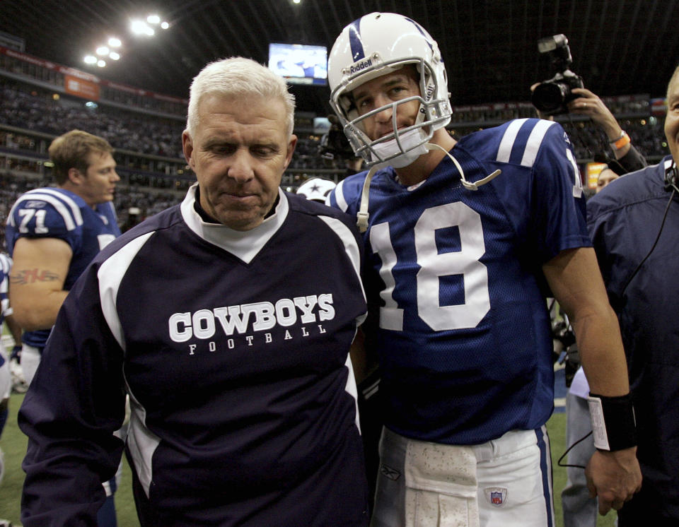 Indianapolis Colts quarterback Peyton Manning (R) shakes hands with Dallas Cowboys head coach Bill Parcells (L) at the end of NFL action in Irving,Texas, November 19, 2006. REUTERS/Jessica Rinaldi (UNITED STATES)