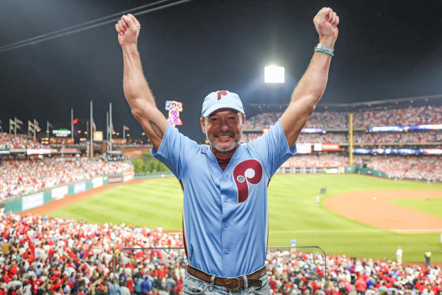 It's Always Sunny: Rob McElhenney, Kaitlin Olson Spotted at Phillies' World  Series Game - Fastball