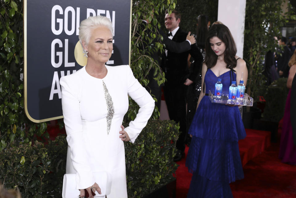 <p>Cuthbert, que estuvo trabajando para una marca de agua en los Globos de Oro, también se ‘coló’ en una foto de Jamie Lee Curtis. (Foto: Gtres). </p>