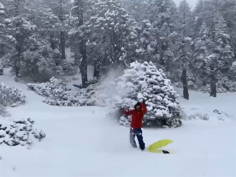 雪山翠池氣溫下探零下8度，積雪逾20公分，山友開心玩雪。（圖／山友提供）