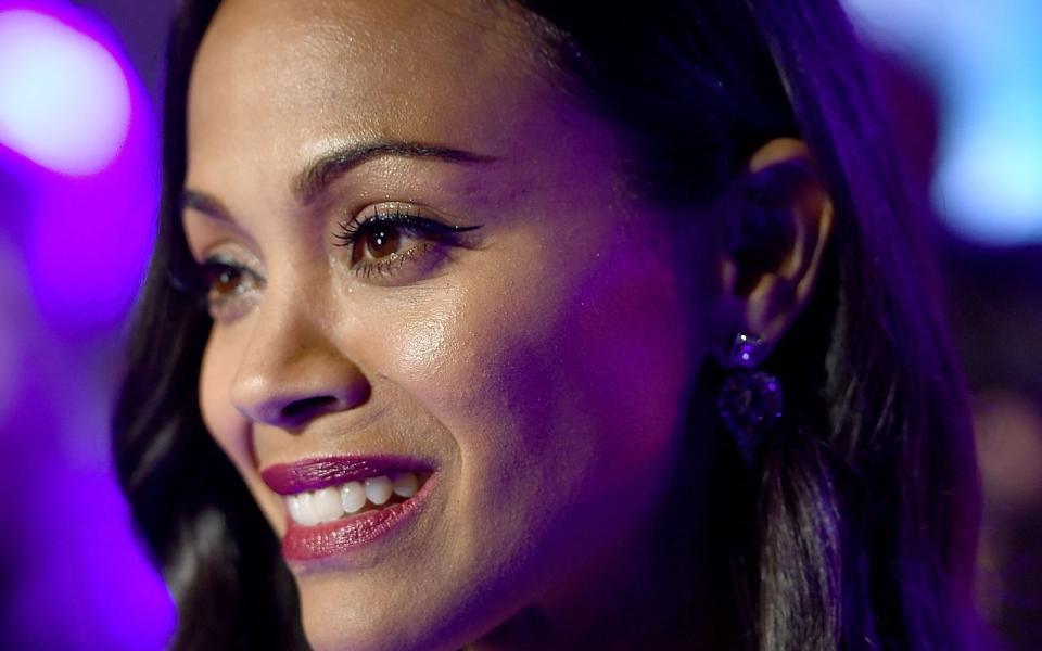 Zoe Saldana, Star aus "Avatar", "Star Trek" und "Guardians of the Galaxy", fuhr nicht einfach weiter, als sie 2012 während einer Autofahrt durch Los Angeles einen Unfall beobachtete. Sie hielt an, half der verletzten älteren Fahrerin aus dem Wagen, rief die Ambulanz und blieb bis zu deren Eintreffen bei dem Unfallopfer. (Bild: Ian Gavan/Getty Images for Disney)