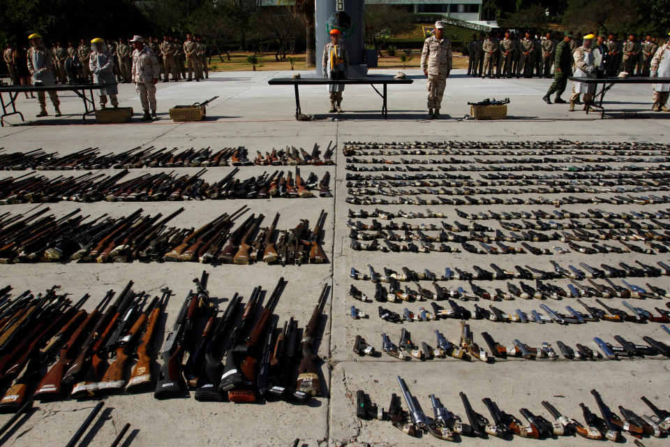 Armas decomisadas a grupos criminales son mostradas en Tijuana, México, antes de que militares mexicanos procedan a su inutilización. El contrabando de armas desde EEUU es la fuente principal de esos arsenales. (Reuters)