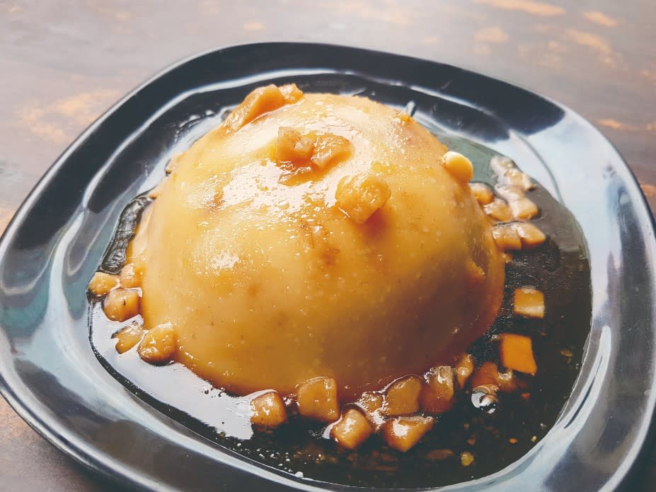 「一甲子餐飲」位於艋舺祖師爺廟旁，肥瘦均勻的焢肉飯、麻豆碗粿等，都是熱門菜色。