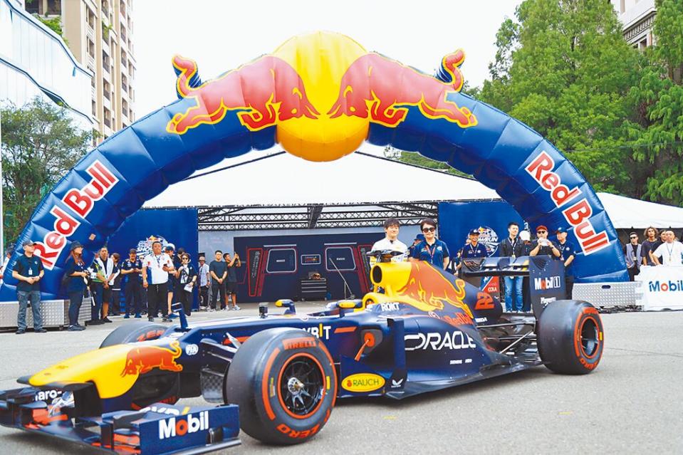 Red Bull Showrun28日在台中熱情登場，市長盧秀燕（右）與賽車手角田裕毅（左）合影。（陳淑娥攝）