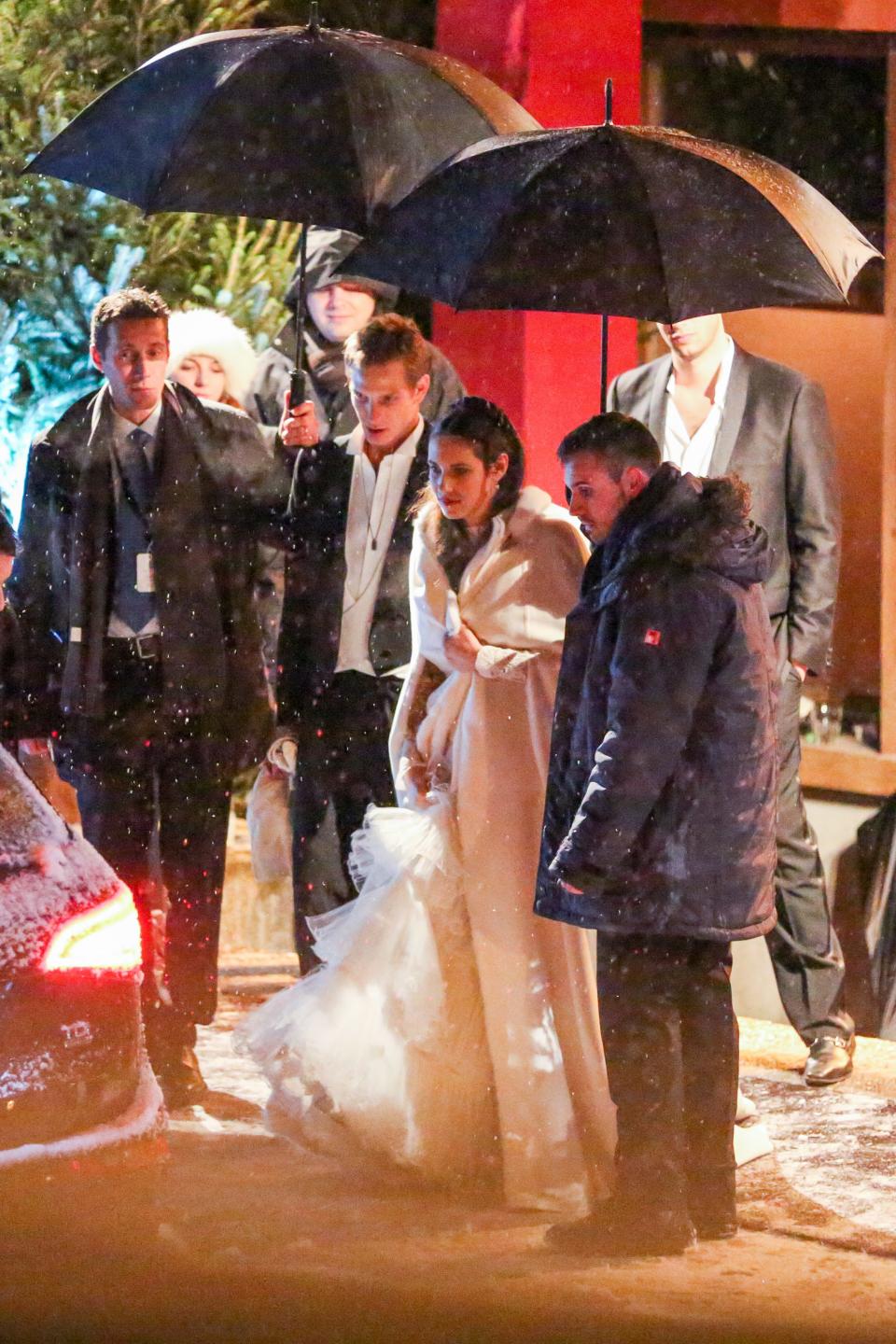 En febrero de 2014, meses después de su boda civil, Andrea Casiraghi (hermano mayor de Carlota) y Tatiana Santo Domingo celebraban la ceremonia religiosa en Gstaad (Suiza) bajo una intensa nevada. El vestido de la novia era un Valentino Alta Costura con capa larga y capucha de piel. (Foto: Gtres).