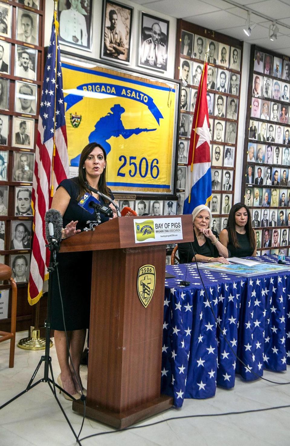 La vicegobernadora de la Florida, Jeanette Núñez, habla durante una conferencia de prensa convocada el 8 de junio por líderes de la comunidad cubana en el exilio, en la sede de la Brigada 2506 de Bahía de Cochinos en La Pequeña Habana para anunciar su posición sobre la venta de Radio Mambi y WQBA, La Cubanísima a Latino Media Network.