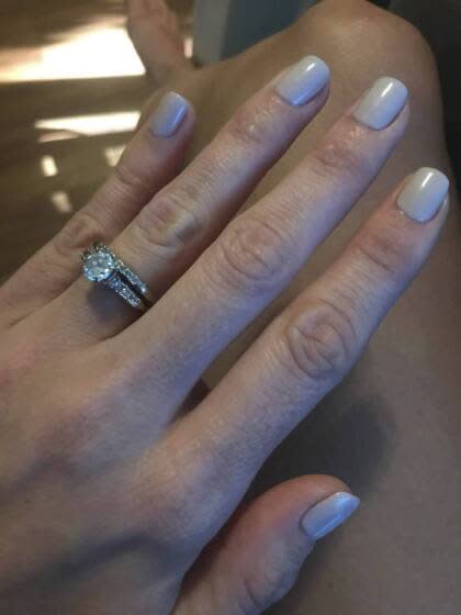 Francesa Teal muestra su anillo de bodas que se le perdió en una playa en Hampton, Nueva Hampshire, y que fue recuperado y devuelto por un hombre que lo encontró con un detector de metales en el mar. (Francesca Teal vía AP)