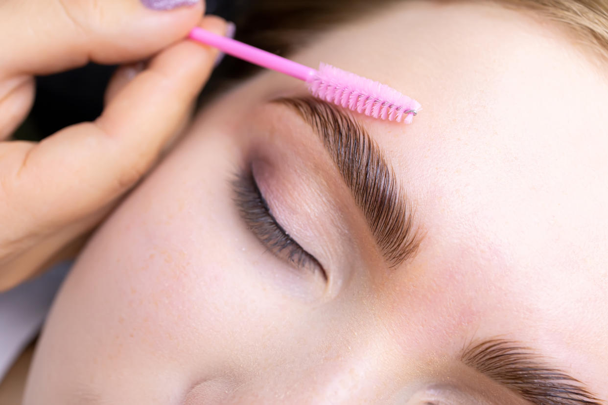 Las cejas son las protagonistas de los look actuales, el maquillaje está basado en el marco que aportan/Getty Images.