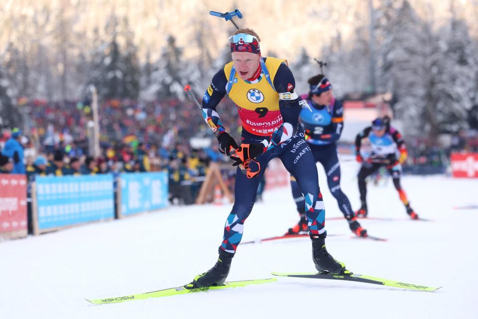 Seit Jahren dominiert der Norweger Johannes Thingnes Boe im Männer-Biathlon. Wie viele Goldmedaillen nimmt er diesmal mit nach Hause? (Bild: Alexander Hassenstein / Getty Images)