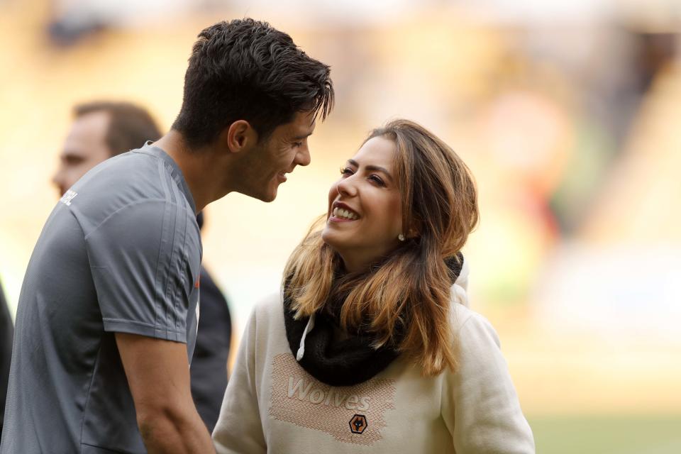 WOLVERHAMPTON, INGLATERRA - MAYO 04, 2019: Raúl Jiménez del Wolverhampton Wanderers y su novia Daniela Basso  tras el partido entre Wolverhampton Wanderers yFulham FC at Molineux. (Foto by Malcolm Couzens/Getty Images)