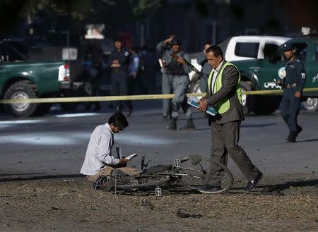 Afghan security personnel investigate at the site of a suicide attack in Kabul October 1, 2014. REUTERS/Omar Sobhani