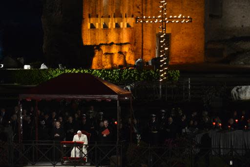 El papa Francisco encabeza la celebración del Vía Crucis nocturno del Viernes Santo en Roma alrededor del Coliseo, el 18 de abril de 2014 (AFP | Vicenzo Pinto)