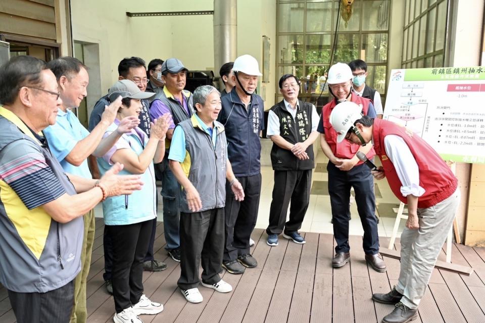 陳其邁(右一)向辛苦準備防汛應變措施的水利局人員鞠躬致意。   圖：高雄市政府提供