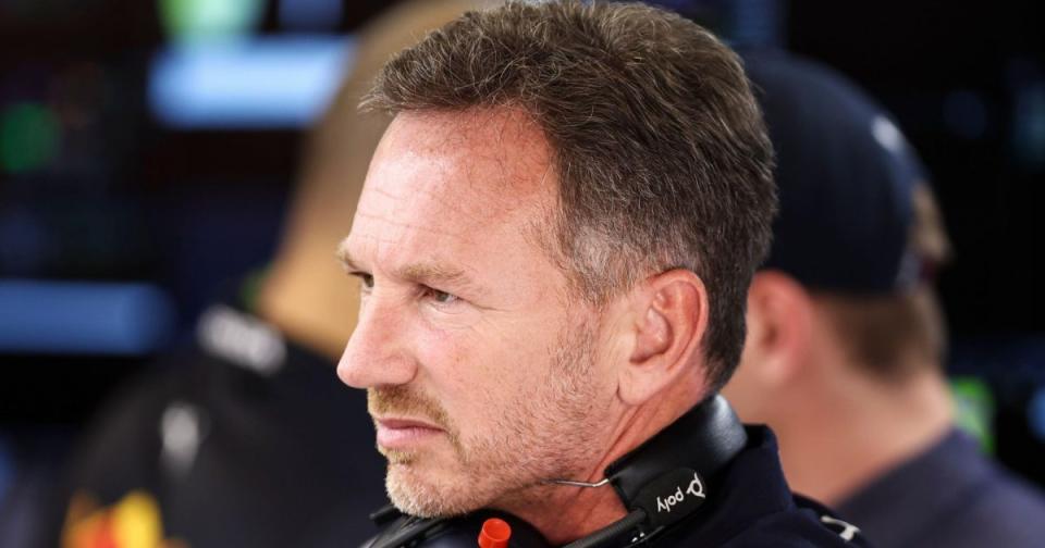 Christian Horner mengawasi dari garasi.  Barcelona, ​​Mei 2022. Kredit: Alamy