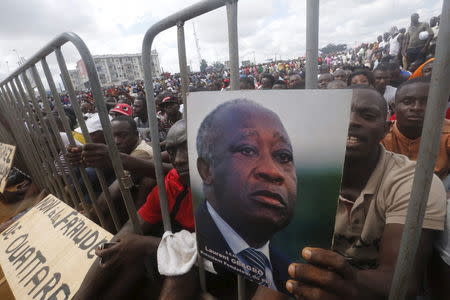 People attend the rally of the opposition National Coalition for Change (CNC) in Yopougon district, Abidjan October 7, 2015. REUTERS/ Thierry Gouegnon