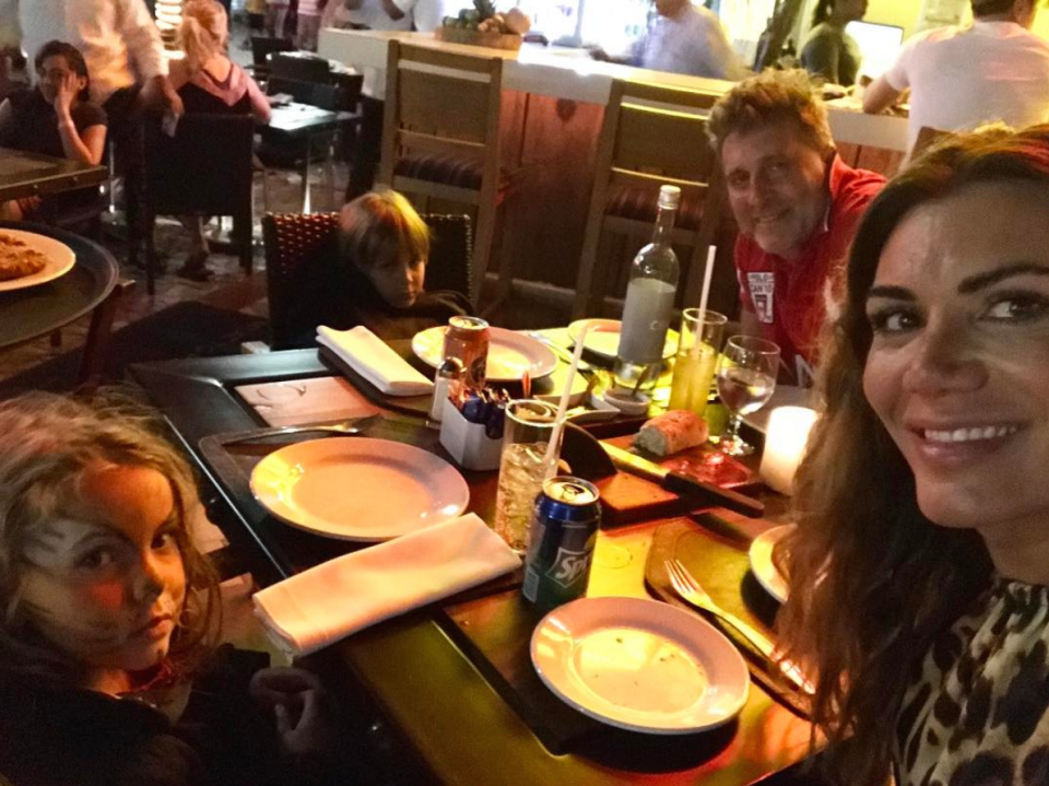 <p>La familia disfrutó de una deliciosa cena en el restaurante Sur Steakhouse de Playa del Carmen. Por supuesto, ¡no podía faltar la <em>selfie</em>! </p>