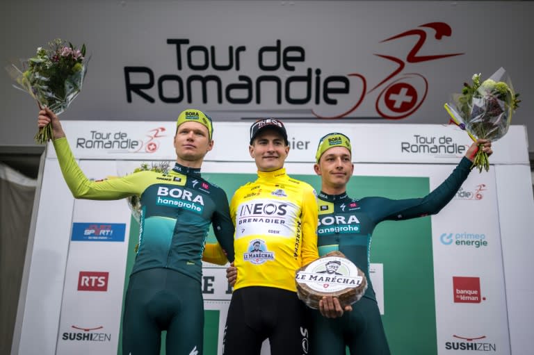 Carlos Rodriguez, vainqueur du tour de Romandie devant le Russe Aleksandr Vlasov (gauche) et l'Allemand Florian Lipowitz à Vernier le 28 avril 2024 (Fabrice COFFRINI)