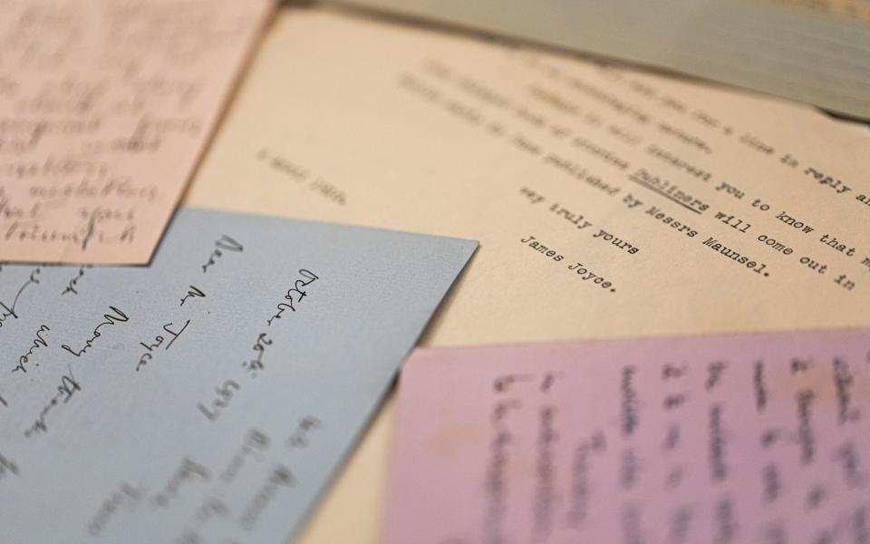 About 800 letters, telegrams and Christmas gifts were donated to the University of Reading - Reading University