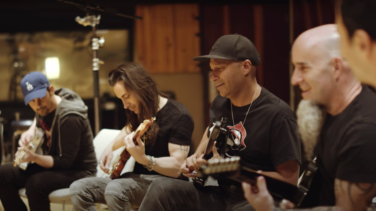  Brad Paisley, Nuno Bettencourt, Tom Morello and Brad Paisley perform on Fender Game of Thrones guitars. 