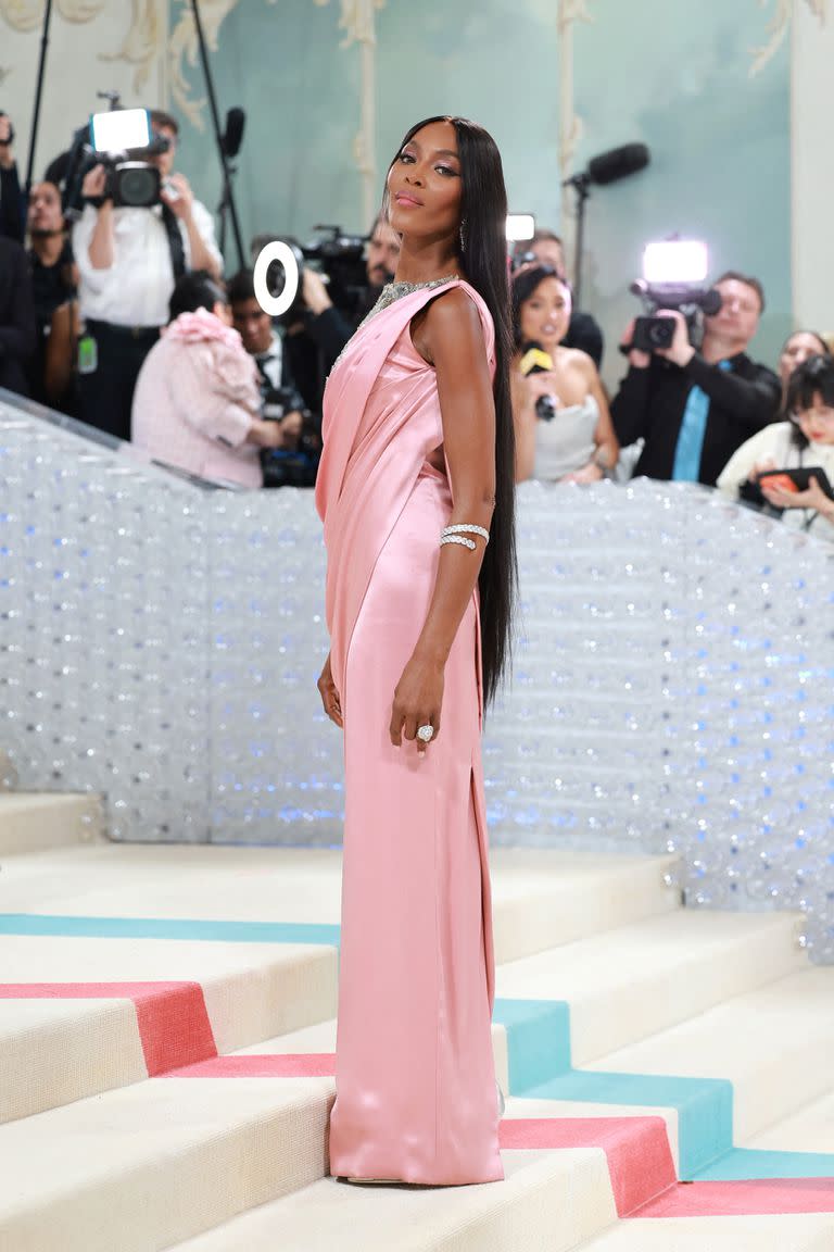 Naomi Campbell, de rosa y metálico en las escalinatas, con un diseño de Chanel