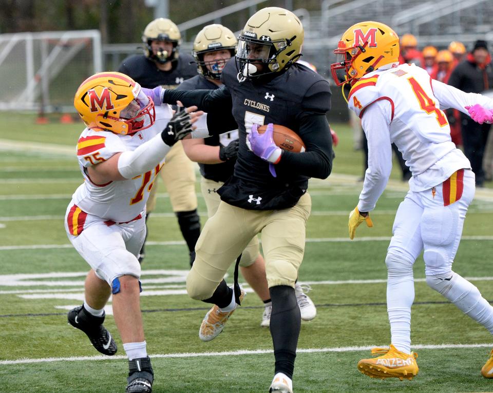 Sacred Heart-Griffin's KeShon Singleton runs the ball against Murphysboro on Saturday Nov. 12, 2022.