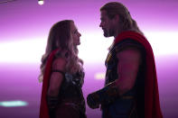 En esta imagen proporcionada por Marvel Studios Natalie Portman, izquierda, y Chris Hemsworth en una escena de "Thor: Love and Thunder". (Jasin Boland/Marvel Studios-Disney via AP)