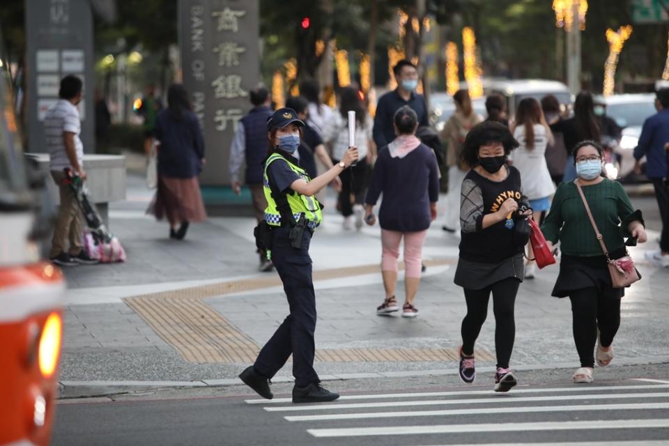 《圖說》婦幼隊女警花穿戴整齊制服，肩膀上還配著肩燈，拿著廣播器穿梭在人潮中。〈警察局提供〉