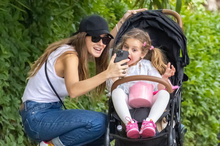 La China Suárez y su hija Magnolia pasean por Madrid