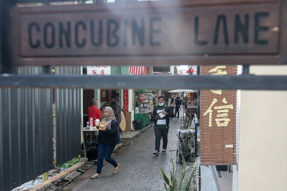 Domestic tourists visit Ipoh’s Concubine Lane.  After months of lockdown due to the Covid-19 pandemic, Ipoh Town is gradually returning to its lively bustling atmosphere as tourist spots attract domestic tourists. — Picture by Farhan Najib