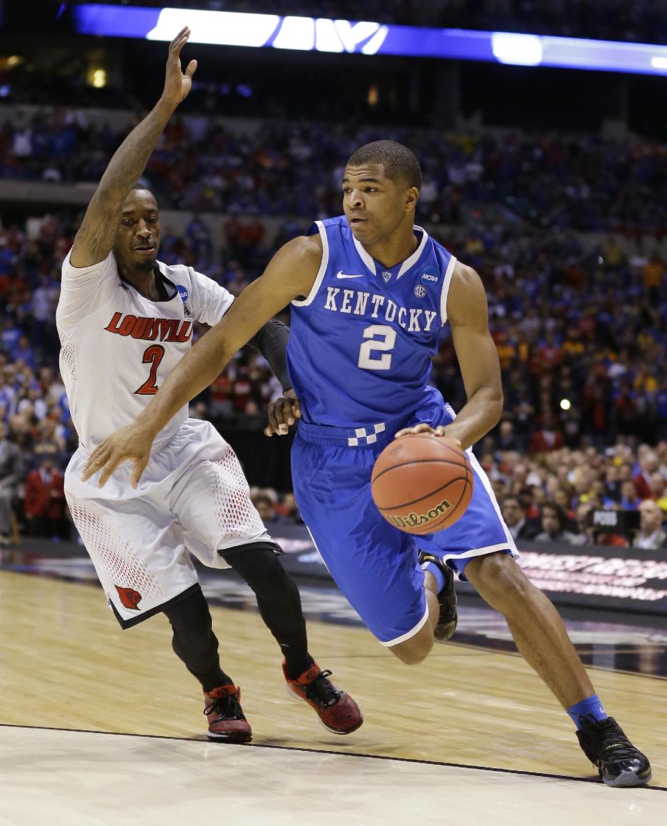 Kentucky's Aaron Harrison, right, tries to drive past Louisville's Russ Smith during the first half of an NCAA Midwest Regional semifinal college basketball tournament game Friday, March 28, 2014, in Indianapolis. (AP Photo/Michael Conroy)