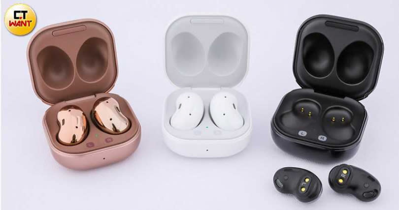 Galaxy Buds Live有星霧金、星幻黑、星幻白三色可選，售價價5,990元。（圖／馬景平攝）