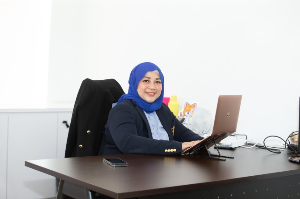 Azhani Azman, Director of Sales of Payhalal speaks to Malay Mail at Souqa Fintech Sdn Bhd, Bukit Damansara March 7, 2023 --- Picture by Raymond Manuel