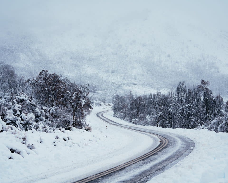 A photo showing snow blanketing a road in southwest Tasmania. Source: Reddit/brodme