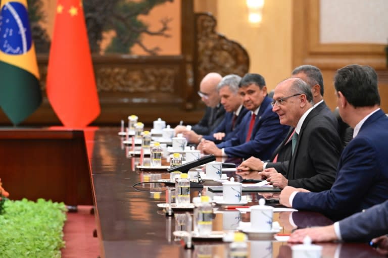 El vicepresidente de Brasil, Geraldo Alckmin (2º drcha.), dialoga con el presidente de China, Xi Jinping, el 7 de junio de 2024 en Pekín (Wang Zhao)