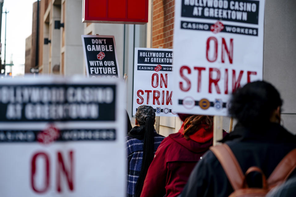 Trabajadores de casino se manifiestan fuera del Hollywood Casino en Greektown, en el centro de Detroit, el 23 de octubre de 2023. (Nick Hagen/The New York Times)
