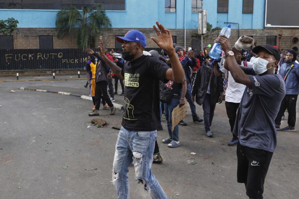 <span>Manifestantes cerca de Parlamento durante una huelga nacional contra un proyecto de ley en Nairobi, Kenia, el 25 de junio de 2024</span><div><span>TONY KARUMBA</span><span>AFP</span></div>