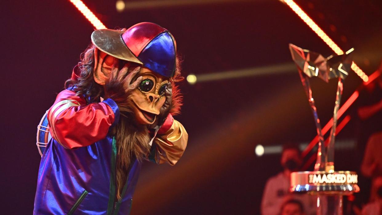 Da ist das Ding! Der Affe gewann "The Masked Dancer". (Bild: ProSieben/Willi Weber )